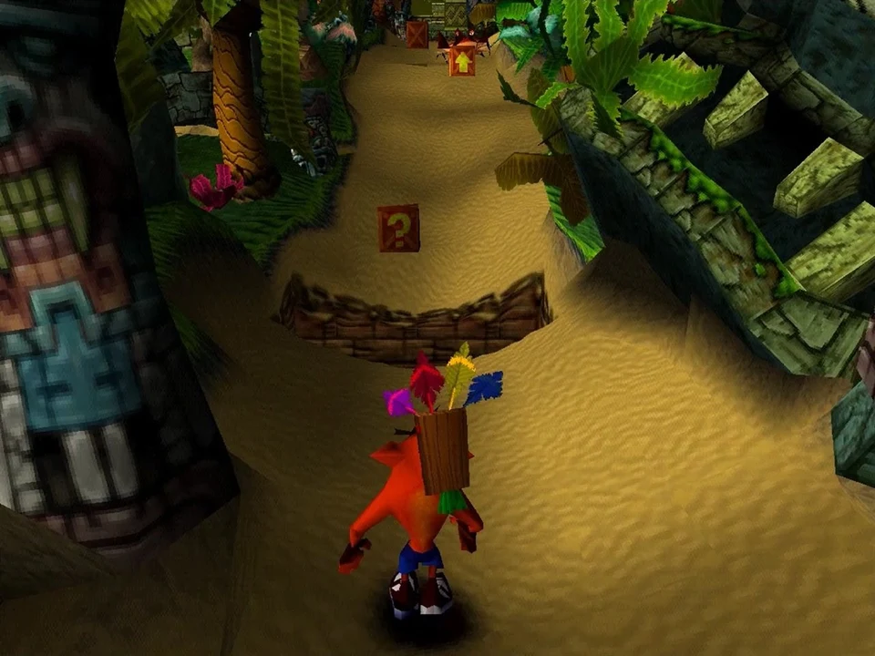 Crash runs through a jungle trail lined with totems in Crash Bandicoot on PlayStation
